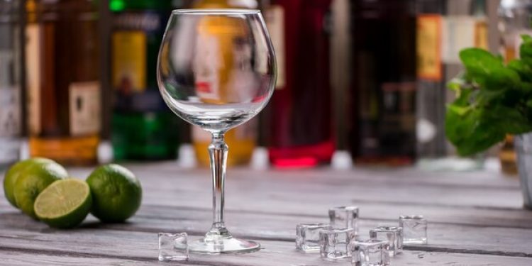 Нарколог Масякин: алкоголь никак не поможет вылечить ОРВИ