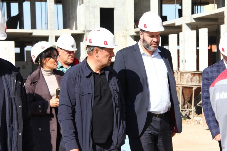 Мэр Рязани Артемов проконтролировал ход строительства двух школ и детского сада