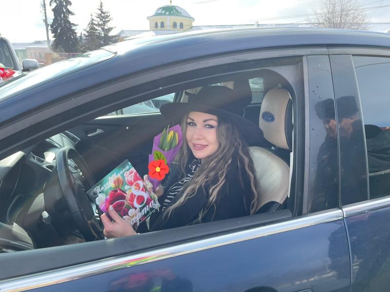 Рязанские полицейские поздравили женщин-водителей с 8 марта