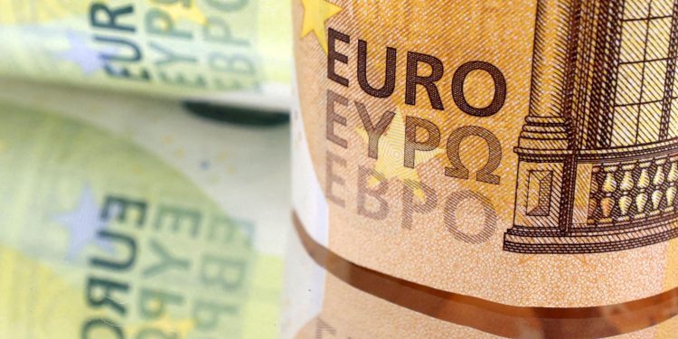 Курс евро на российской бирже снижается