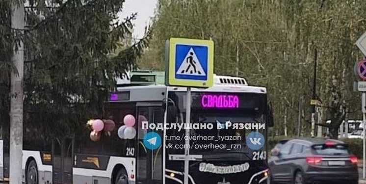 Рязанцы запечатлели свадебный троллейбус