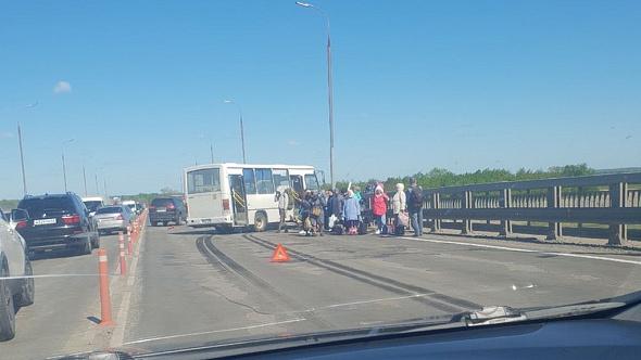 На Солотчинском мосту водитель автобуса вместе с пассажирами влетел в отбойник