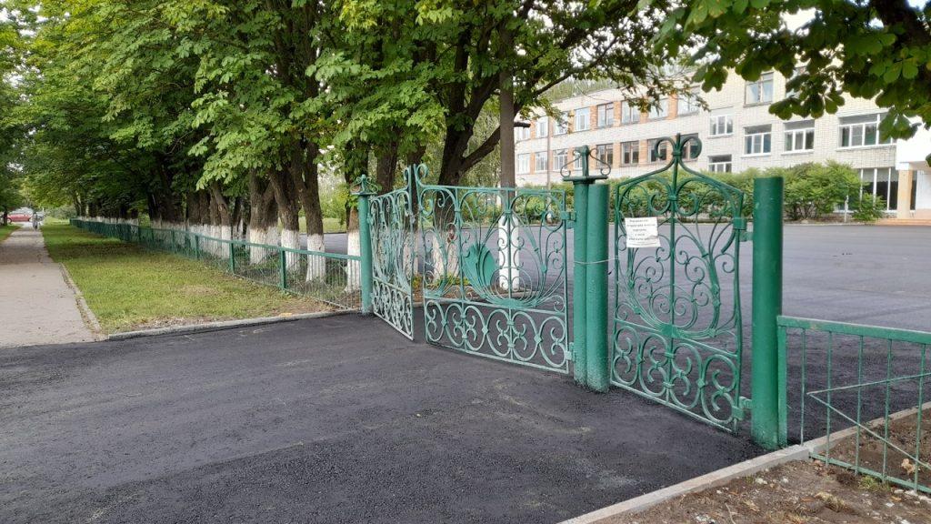 В рязанском Новомичуринске около школы №2 положили новый асфальт