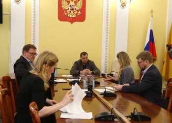 Артемов: дом на улице Весенней активно подключают к постоянной схеме электроснабжения Артемов: дом на улице Весенней активно подключают к постоянной схеме электроснабжения