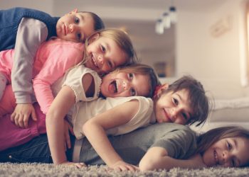 Многодетным матерям могут оплачивать три года декрета