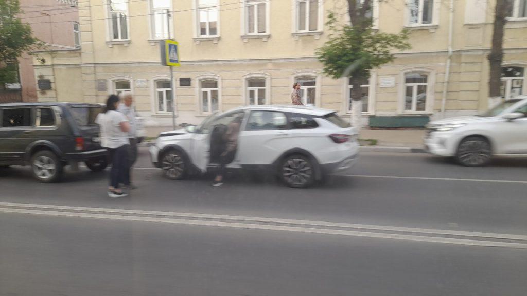 В центре Рязани столкнулись две легковушки