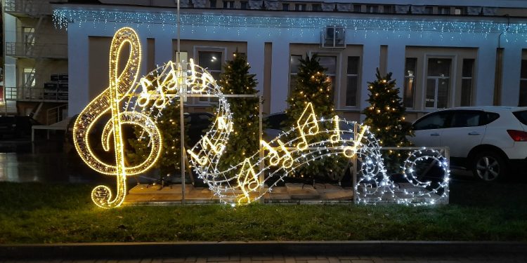 Около рязанской филармонии установили новогодний арт-объект Около рязанской филармонии установили новогодний арт-объект