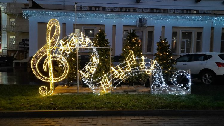 Около рязанской филармонии установили новогодний арт-объект