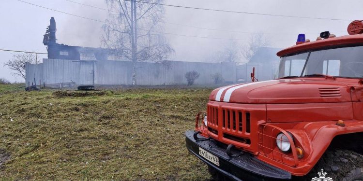 В Захаровском районе сгорел жилой дом