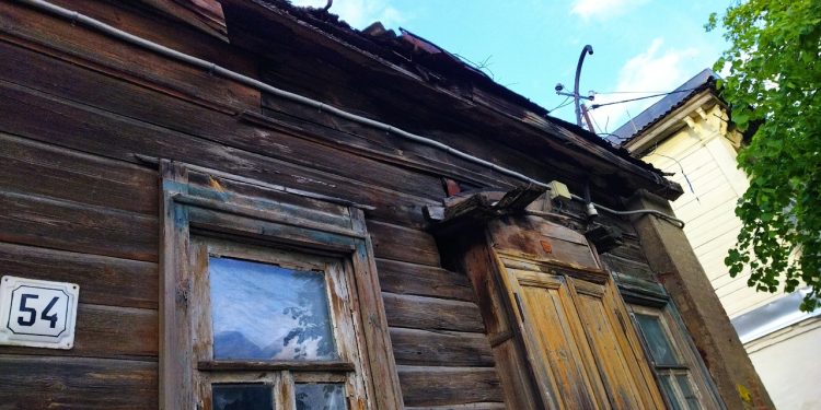 На улице Салтыкова-Щедрина разрушается исторический дом