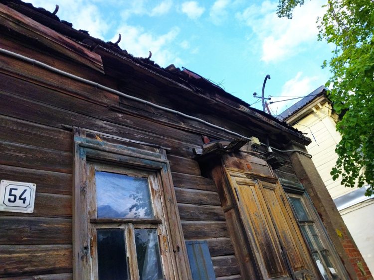 На улице Салтыкова-Щедрина разрушается исторический дом