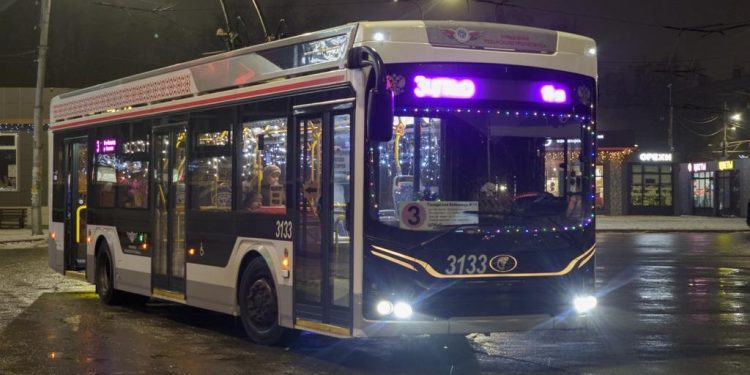 По рязанским улицам начали курсировать новогодние троллейбусы