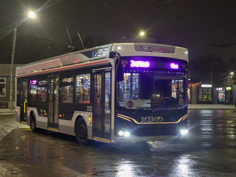 По рязанским улицам начали курсировать новогодние троллейбусы