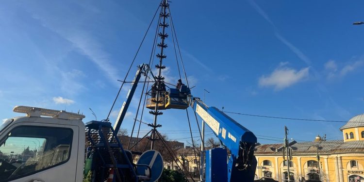 На рязанской площади Ленина собирают 22-метровую новогоднюю ель