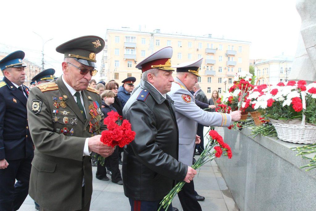 В День Победы рязанцы возложили цветы к Вечному огню