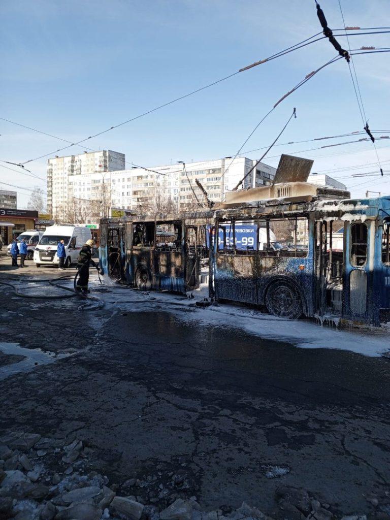 В Сети появились снимки выгоревшего дотла на улице Новоселов троллейбуса