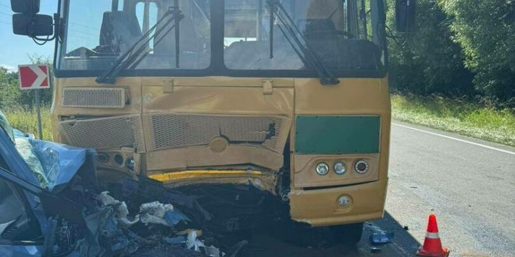 Школьный автобус с детьми серьезно пострадал в ДТП на встречке