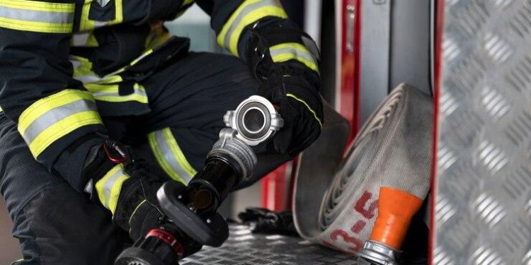 На улице Новоселов из загоревшейся многоэтажки эвакуировали 6 человек