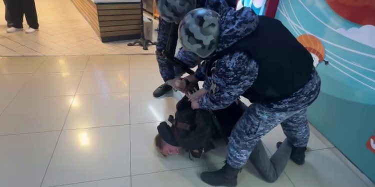 В рязанском ТРЦ "Виктория Плаза" 16-летнего блогера Зотикова задержали люди в форме В рязанском ТРЦ «Виктория Плаза» 16-летнего блогера Зотикова задержали люди в форме