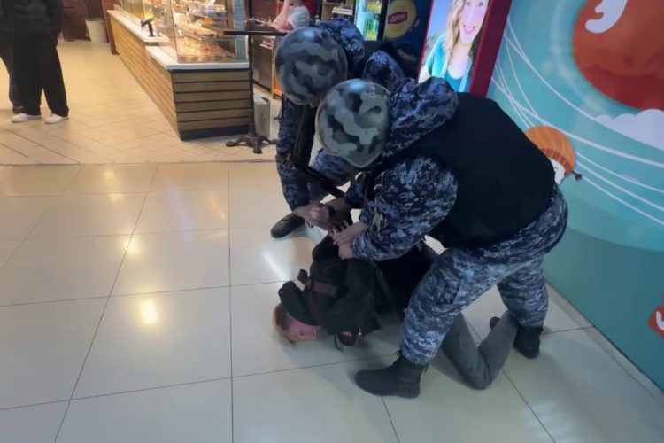 В рязанском ТРЦ "Виктория Плаза" 16-летнего блогера Зотикова задержали люди в форме