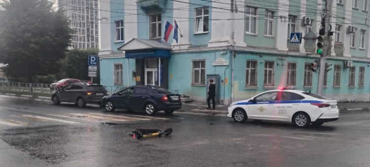 В центре Рязани водитель на «Ford Focus» сбил 16-летнего электросамокатчика