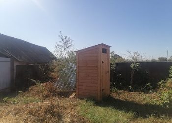 В Рязанском районе на избирательном участке упал уличный туалет с человеком внутри В Рязанском районе на избирательном участке упал уличный туалет с человеком внутри