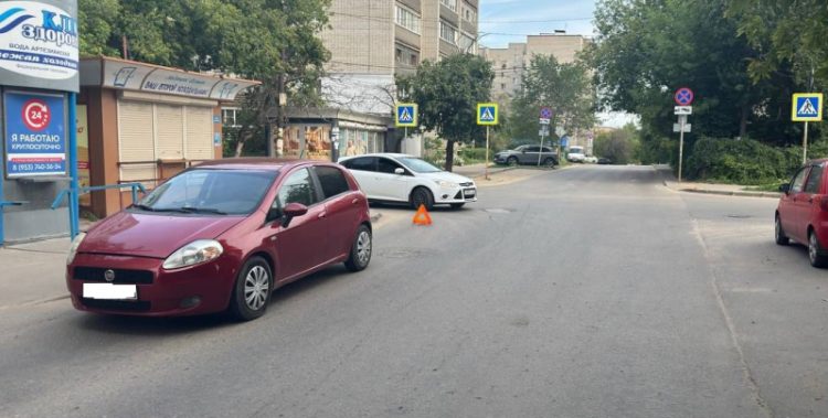 На улице Пугачева под колеса автомобиля угодил 14-летний велосипедист