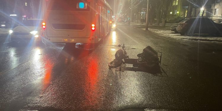 В центре Рязани водитель автобуса сбил 25-летнего курьера на велосипеде В центре Рязани водитель автобуса сбил 25-летнего курьера на велосипеде