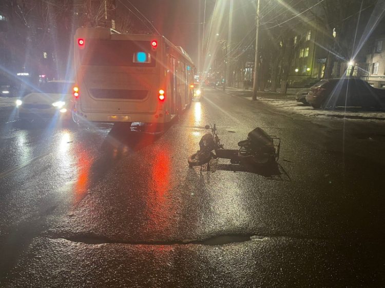 В центре Рязани водитель автобуса сбил 25-летнего курьера на велосипеде