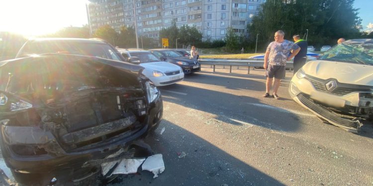 В массовом ДТП на улице Бирюзова пострадали водитель и 11-летняя девочка