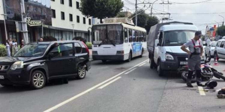 В Рязани полицейский оказал помощь пострадавшему в ДТП мотоциклисту В Рязани полицейский оказал помощь пострадавшему в ДТП мотоциклисту