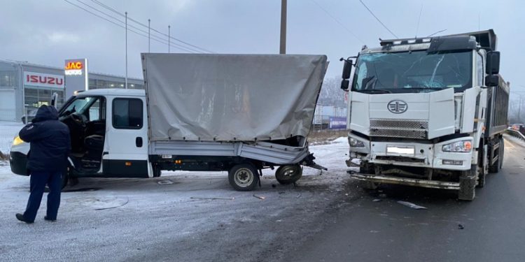 На Южной Окружной в Рязани пострадали 47-летний водитель грузовика и 23-летний пешеход