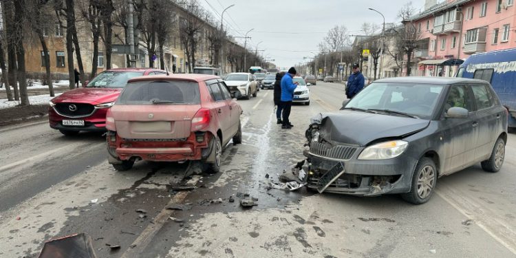 В массовом ДТП в Рязани пострадала 43-летняя женщина-водитель на Skoda Fabia
