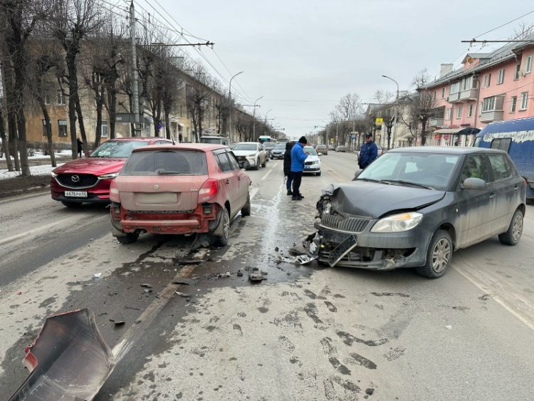 В массовом ДТП в Рязани пострадала 43-летняя женщина-водитель на Skoda Fabia
