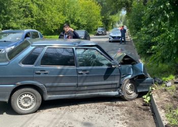 В ДТП на улице Тимуровцев пострадали два человека, в том числе 17-летний подросток В ДТП на улице Тимуровцев пострадали два человека, в том числе 17-летний подросток