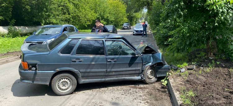 В ДТП на улице Тимуровцев пострадали два человека, в том числе 17-летний подросток
