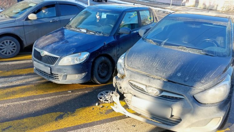 При столкновении двух легковушек на улице Полетаева пострадал 36-летний рязанец