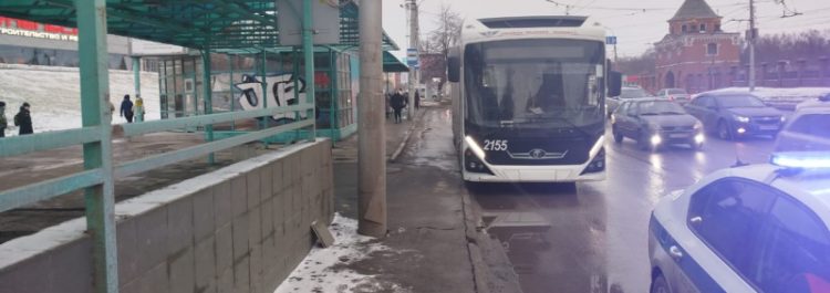 На Московском шоссе пострадала 77-летняя пассажирка, которая не успела выйти из троллейбуса