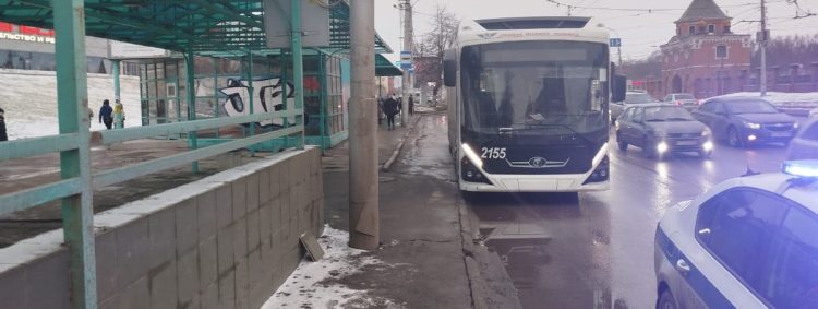 На Московском шоссе пострадала 77-летняя пассажирка, которая не успела выйти из троллейбуса На Московском шоссе пострадала 77-летняя пассажирка, которая не успела выйти из троллейбуса