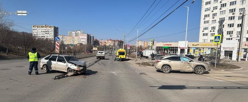 В ДТП на улице Новоселов пострадали водитель и двое детей