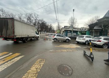 Около рязанской мэрии сбили 19-летнего самокатчика