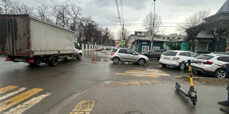 Около рязанской мэрии сбили 19-летнего самокатчика