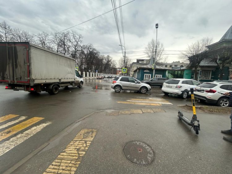 Около рязанской мэрии сбили 19-летнего самокатчика