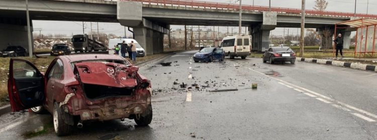 На Московском шоссе водитель на Mazda врезался в столб и в другой автомобиль