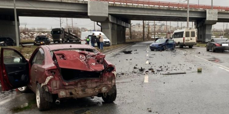 На Московском шоссе водитель на Mazda врезался в столб и в другой автомобиль На Московском шоссе водитель на Mazda врезался в столб и в другой автомобиль