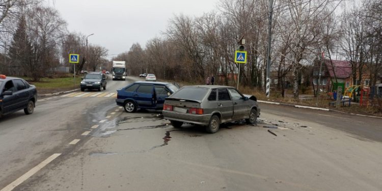 В ДТП на улице Ситниковской пострадали три человека
