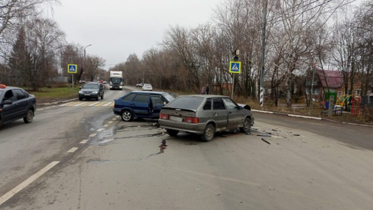 В ДТП на улице Ситниковской пострадали три человека