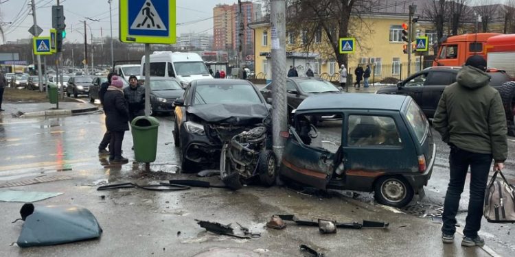 Рязанское УМВД: в ДТП между "Окой" и "Mercedes" пострадали водитель и женщина-пешеход Рязанское УМВД: в ДТП между «Окой» и «Mercedes» пострадали водитель и женщина-пешеход