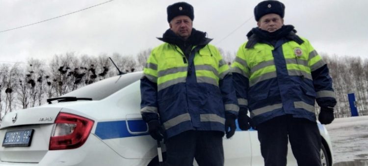 Ряжские полицейские помогли водителю сломавшегося рейсового автобуса