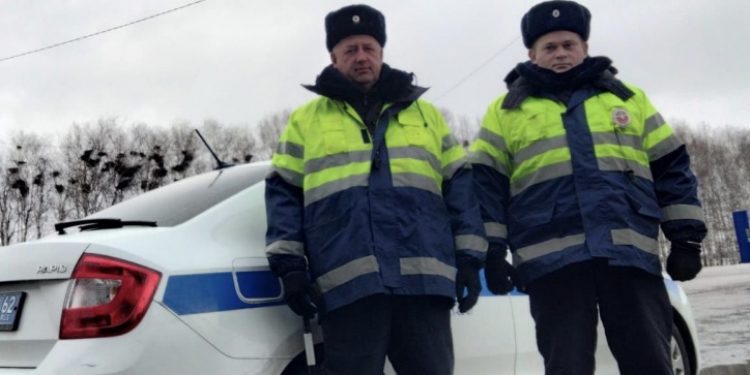 Ряжские полицейские помогли водителю сломавшегося рейсового автобуса